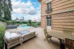 Outdoor dining - Villa Les Roches - Comfort & Relaxation (La Ferté-Gaucher)