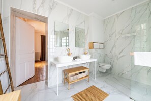 Douche, sèche-cheveux, serviettes fournies, savon