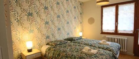 1 habitación, tabla de planchar con plancha y cuna de viaje