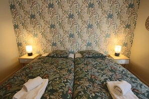 1 habitación, tabla de planchar con plancha y cuna de viaje 