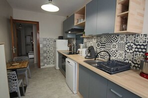 Fridge, microwave, oven, dishwasher - Appartement 55m², 1 chambre, centre-ville, garage (Aix-les-Bains)