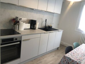 Fridge, microwave, oven, stovetop - Appartement 58m² 2 chambres, clim, centre-ville (Aix-les-Bains)