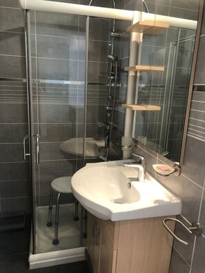Hair dryer, towels - Appartement 58m² 2 chambres, clim, centre-ville (Aix-les-Bains)