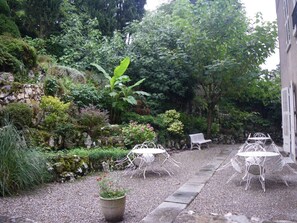 Outdoor dining - Studio 14m², accès extérieur, proche ville (Aix-les-Bains)
