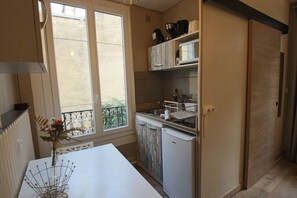 Fridge, microwave, coffee/tea maker, high chair - Studio 14m², accès extérieur, proche ville (Aix-les-Bains)