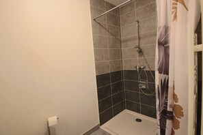 Hair dryer, towels - Appartement 42m², 1 chambre, terrasse (Aix-les-Bains)