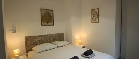 1 habitación, tabla de planchar con plancha y cuna de viaje