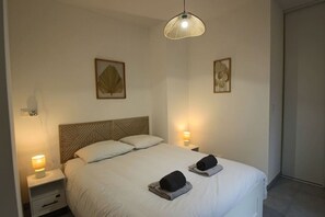 1 habitación, tabla de planchar con plancha y cuna de viaje 