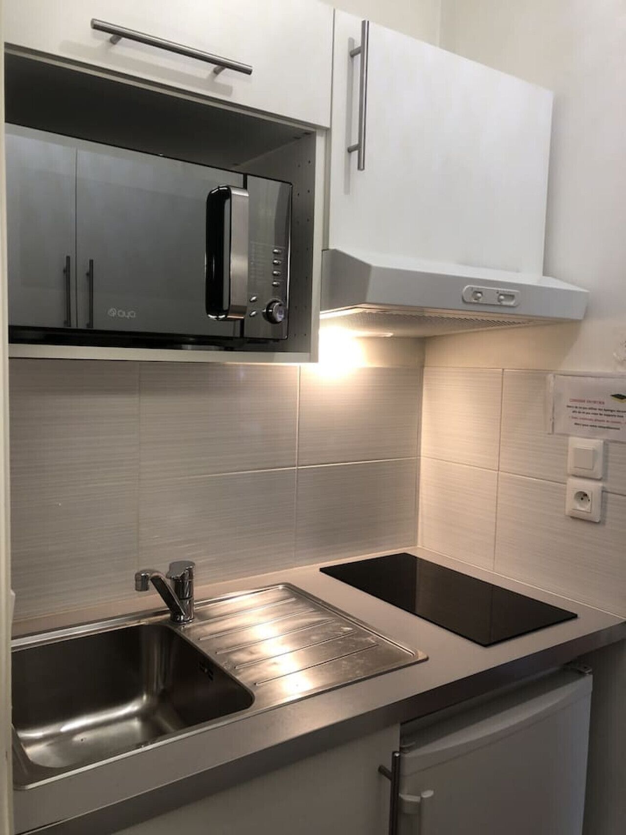 Micro-ondes, plaque de cuisson, cafetière/bouilloire, grille-pain