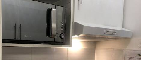 Micro-ondes, plaque de cuisson, cafetiĂšre/bouilloire, grille-pain