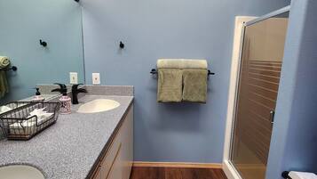 SĂšche-cheveux, serviettes fournies, savon, papier toilette