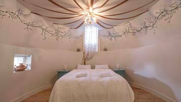 5 bedrooms, iron/ironing board, WiFi, bed sheets