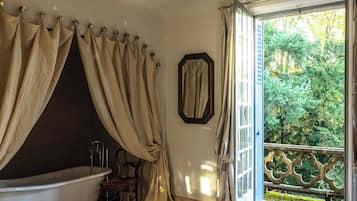 5 bedrooms, iron/ironing board, WiFi, bed sheets