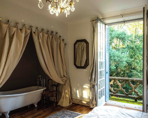 Lovely 5-bedroom elegant castle in Sainte-Sévère-sur-Indre for your stay