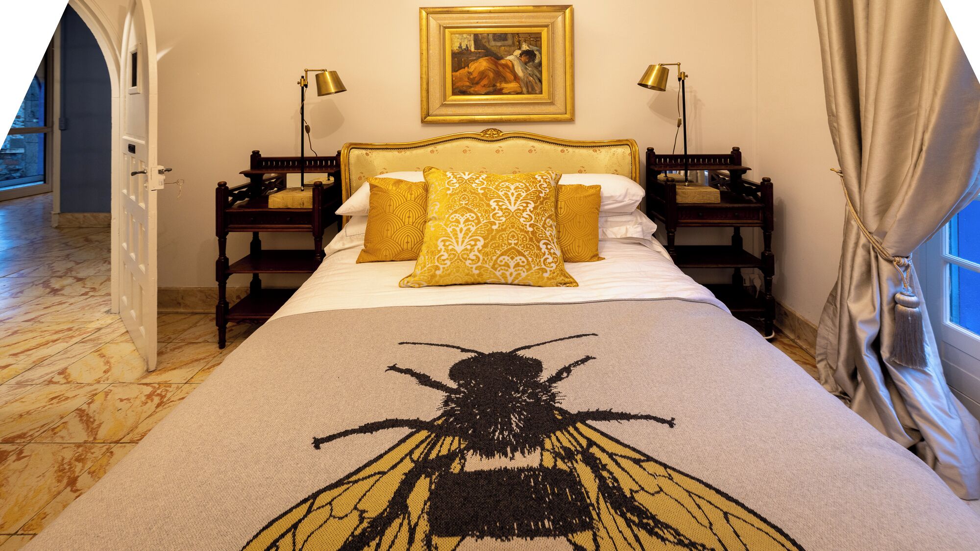 5 bedrooms, iron/ironing board, WiFi, bed sheets