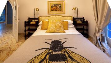 5 bedrooms, iron/ironing board, WiFi, bed sheets
