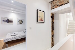 Iron/ironing board, WiFi