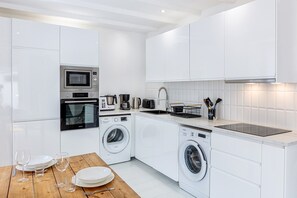 Refrigerador, microondas, horno, placa de cocina