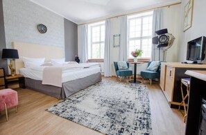 Chambre Deluxe double, vue sur la ville | Fer et planche à repasser, accès au Wi-Fi (inclus)