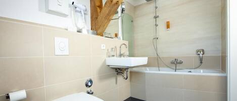 Un baño moderno con inodoro, lavamanos y bañera.