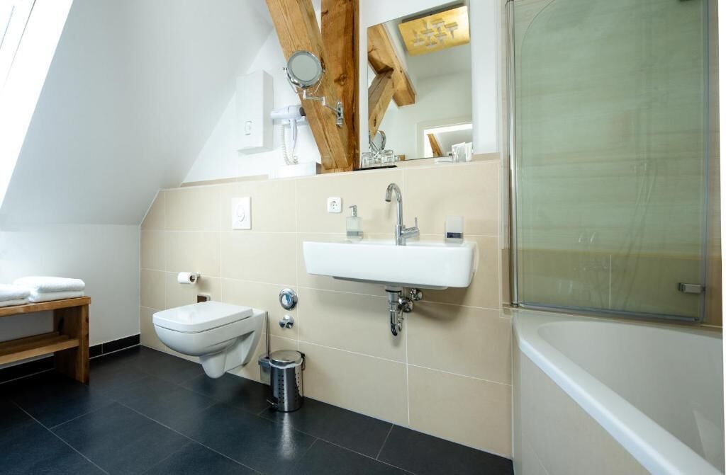 Ein modernes Badezimmer mit Toilette, Waschbecken und Dusche.
