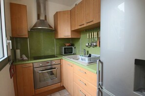 Horno, parrilla de estufa, cafetera y tetera y tostadora 