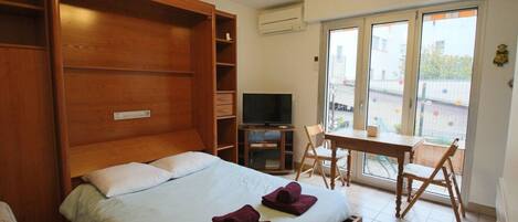 Fer et planche à repasser, Wi-Fi gratuit, draps fournis