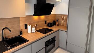 Réfrigérateur, micro-ondes, four, plaque de cuisson