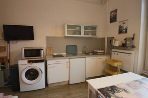 Fridge, microwave, dishwasher, coffee/tea maker - Studio 18 m2, en hyper centre-ville (Aix-les-Bains)