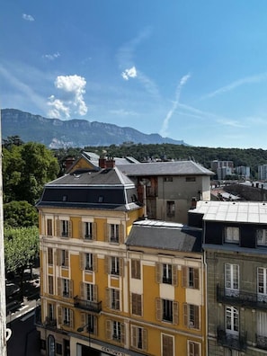 A multi-story building with a yellow facade and a black roof. - Studio 18 m2, en hyper centre-ville (Aix-les-Bains)
