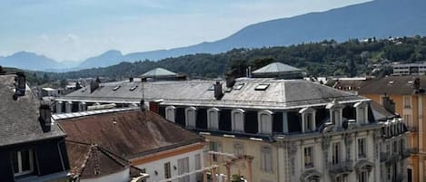 Un immeuble à plusieurs étages doté de balcons et donnant sur la rue.