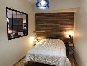 1 habitación, tabla de planchar con plancha, wifi gratis y ropa de cama 