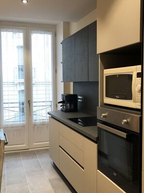 Fridge, microwave, oven, stovetop - Appartement 40m² 1 chambre, parking, centre-ville (Aix-les-Bains)