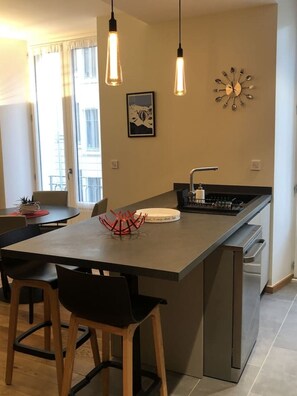 Dining - Appartement 40m² 1 chambre, parking, centre-ville (Aix-les-Bains)