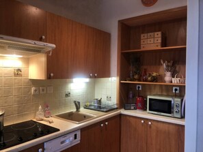 Fridge, microwave, oven, stovetop - Appartement 60m² 1 chambre, parking et piscine (Aix-les-Bains)