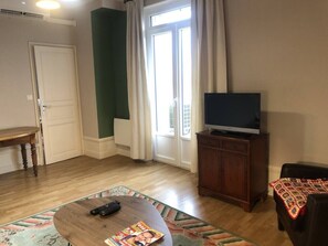 TV, offices - Appartement 60m² 1 chambre, parking et piscine (Aix-les-Bains)