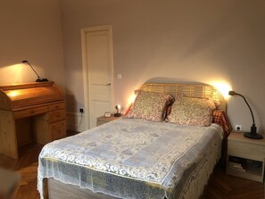 1 habitación, tabla de planchar con plancha, wifi y ropa de cama 
