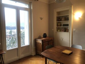 Dining - Appartement 60m² 1 chambre, parking et piscine (Aix-les-Bains)