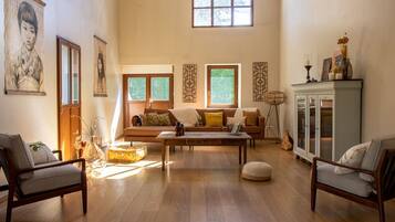 Fernseher, Tischtennisplatte, Stereoanlage, Arbeitsbereiche