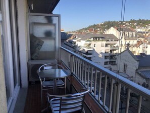 Outdoor dining - Studio 25 m², avec parking et balcon, centre-ville (Aix-les-Bains)