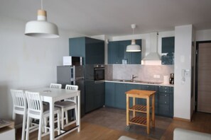 Kylskåp, mikrovågsugn, ugn och diskmaskin