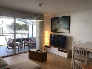 TV, books - Appartement 66m² 2 chambres, garage et terrasse (Aix-les-Bains)