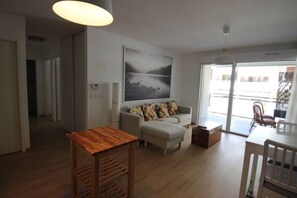 TV, books - Appartement 66m² 2 chambres, garage et terrasse (Aix-les-Bains)