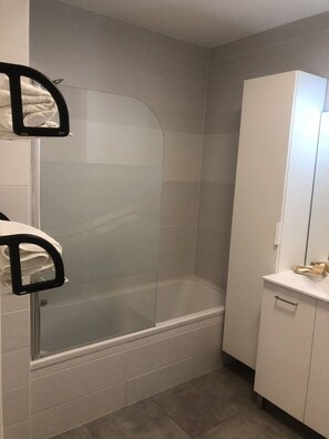 Hair dryer, towels - Appartement 66m² 2 chambres, garage et terrasse (Aix-les-Bains)