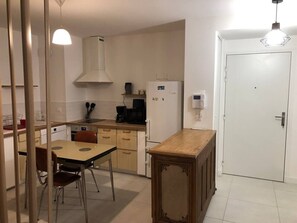 Coffee/tea maker, fridge, microwave, oven - Studio 38m², parking et terrasse, en centre-ville (Aix-les-Bains)