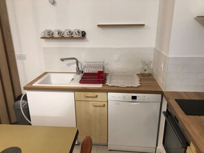 Fridge, microwave, oven, stovetop - Studio 38m², parking et terrasse, en centre-ville (Aix-les-Bains)