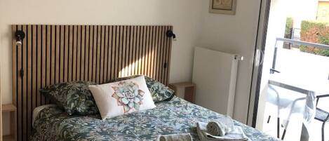 Een strijkplank/strijkijzer, wifi, beddengoed