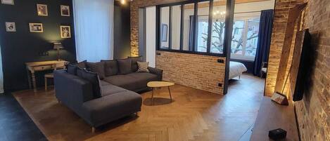 TV, livros, aparelho de som