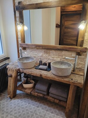 Een douche, een haardroger, handdoeken, zeep