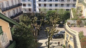 A multi-story residential building with a parking area. - Studio 25m², avec parking et balcon, centre-ville (Aix-les-Bains)